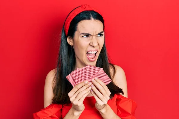 Jonge Brunette Vrouw Bedekt Gezicht Met Kaarten Boos Gek Schreeuwen — Stockfoto