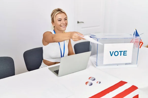 Jovem Político Americano Trabalhador Partido Sorrindo Feliz Trabalhando Faculdade Eleitoral — Fotografia de Stock