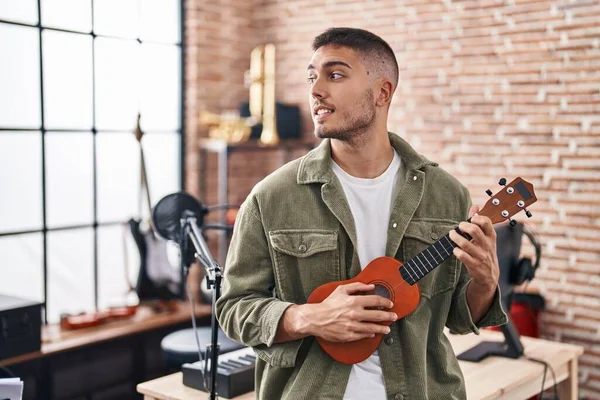 Ung Latinamerikansk Man Musiker Spelar Ukelele Musikstudio — Stockfoto