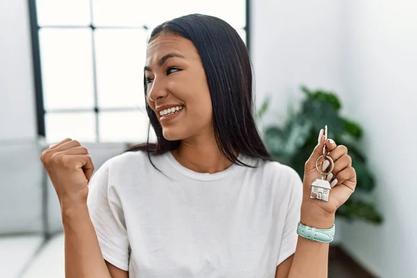 Mujer Hispana Joven Sosteniendo Las Llaves Nuevo Hogar Sonriendo Con —  Fotos de Stock