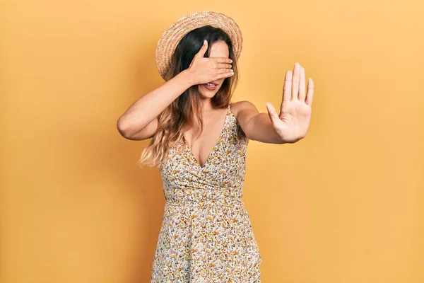 Menina Hispânica Jovem Usando Chapéu Verão Cobrindo Olhos Com Mãos — Fotografia de Stock