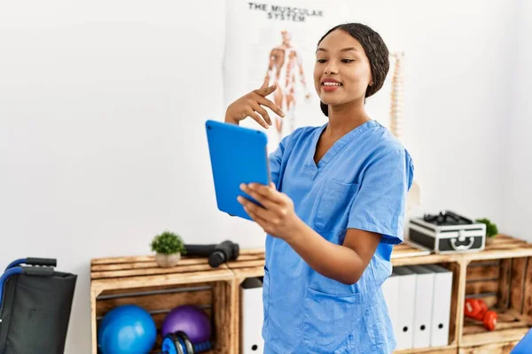 Young Latin Woman Wearing Physiotherapist Uniform Having Video Call Clinic — Stock Photo, Image