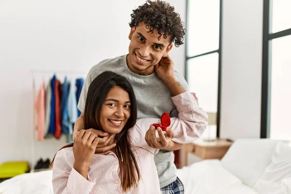 Jong Latijn Paar Huwelijksaanzoek Met Verlovingsring Slaapkamer — Stockfoto