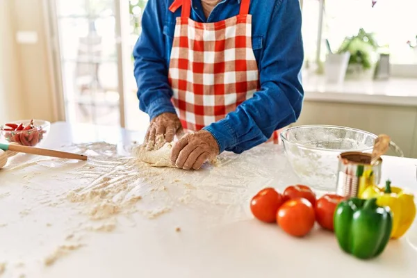 Homem Sênior Keading Massa Com Mãos Cozinha — Fotografia de Stock