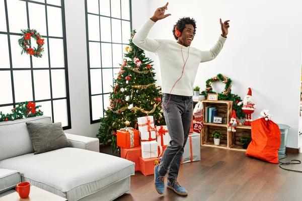 Joven Afroamericano Escuchando Música Bailando Junto Árbol Navidad Casa — Foto de Stock