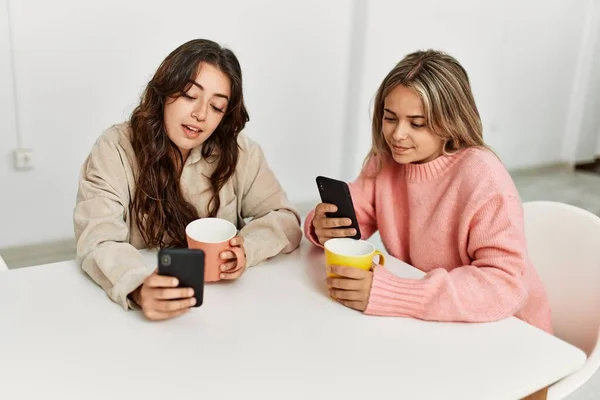 Jong Mooi Paar Drinken Koffie Het Gebruik Van Smartphone Thuis — Stockfoto