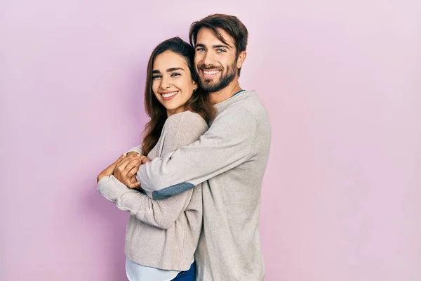 Junges Hispanisches Paar Trägt Lässige Kleidung Die Zur Seite Schaut — Stockfoto