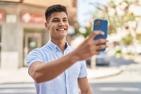 Młody Latynos Uśmiecha Się Pewnie Robiąc Selfie Przy Smartfonie Ulicy — Zdjęcie stockowe