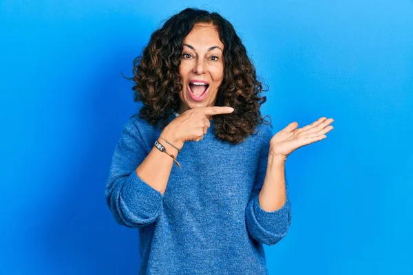 Mujer Hispana Mediana Edad Vistiendo Ropa Casual Sorprendida Sonriendo Cámara — Foto de Stock