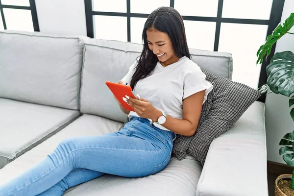 Giovane Donna Latina Sorridente Fiducioso Utilizzando Touchpad Casa — Foto Stock