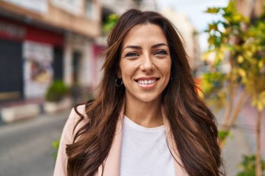 Sokakta kendine güvenen genç İspanyol kadın gülümsüyor