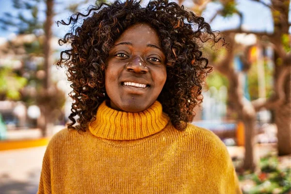 Afričanky Americká Žena Usmívá Sebevědomě Parku — Stock fotografie