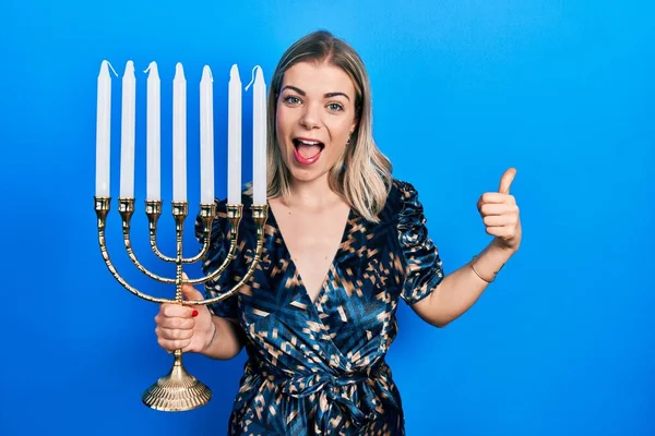 Mulher Branca Bonita Segurando Menorah Hanukkah Vela Judaica Apontando Polegar — Fotografia de Stock