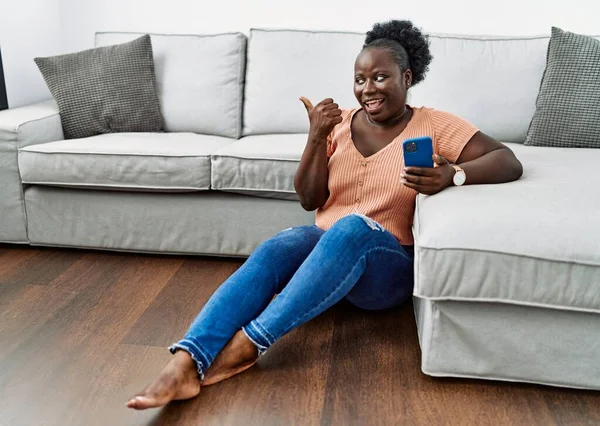 Jeune Femme Africaine Utilisant Smartphone Assis Sur Sol Maison Souriant — Photo