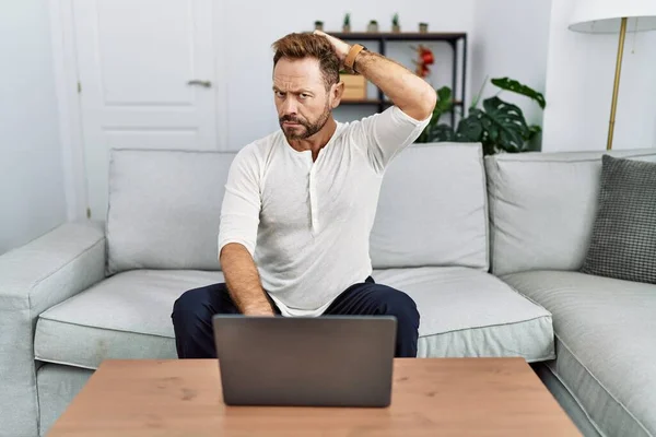 Middle Age Man Using Laptop Home Confuse Wondering Question Uncertain — Stok fotoğraf
