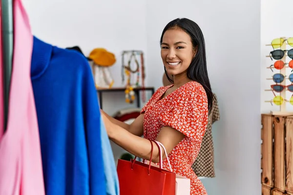 Ung Latin Kvinna Ler Säker Shopping Kläder Butik — Stockfoto