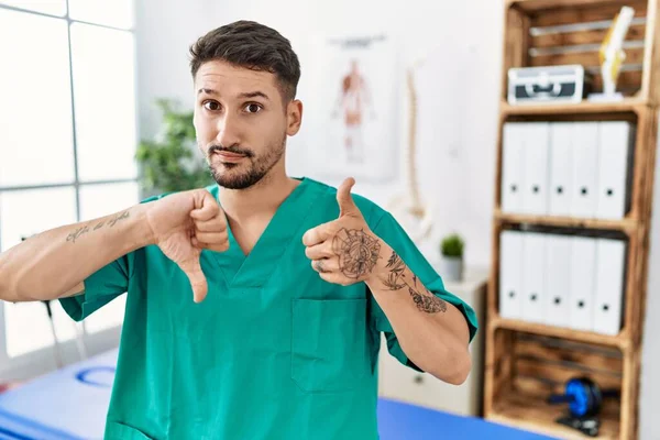 Young Physiotherapist Man Working Pain Recovery Clinic Doing Thumbs Disagreement — Stok fotoğraf