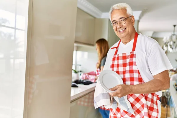 Μεσήλικες Ισπανόφωνοι Ζευγάρι Χαμογελώντας Χαρούμενα Πλυντήρια Πιάτων Στην Κουζίνα — Φωτογραφία Αρχείου