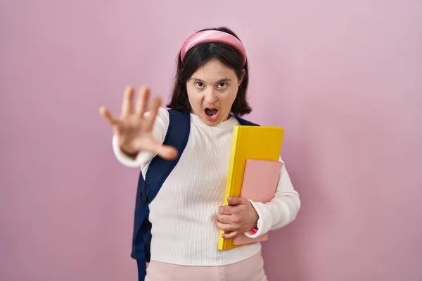 Mujer Con Síndrome Usando Mochila Estudiante Sosteniendo Libros Haciendo Gesto —  Fotos de Stock