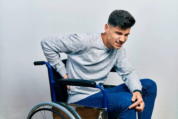 Tekerlekli Sandalyede Oturan Spanyol Bir Adam Sırt Ağrısı Çekiyor Elleriyle — Stok fotoğraf