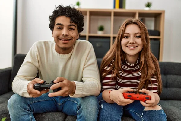 Jovem Casal Sorrindo Feliz Jogando Videogame Sentado Sofá Casa — Fotografia de Stock