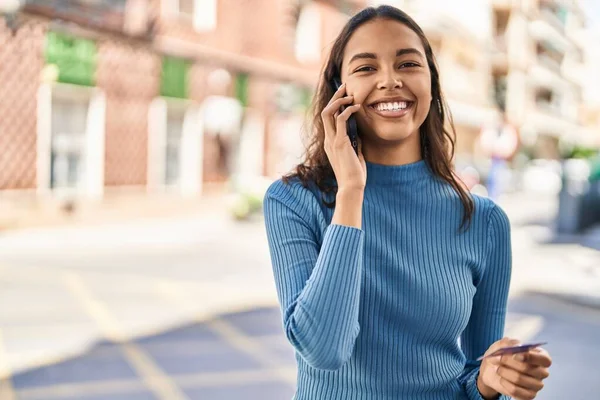 Ung Afrikansk Amerikansk Kvinna Talar Smartphone Och Med Kreditkort Gatan — Stockfoto
