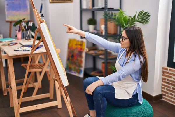 Joven Artista Mirando Dibujo Estudio Arte —  Fotos de Stock