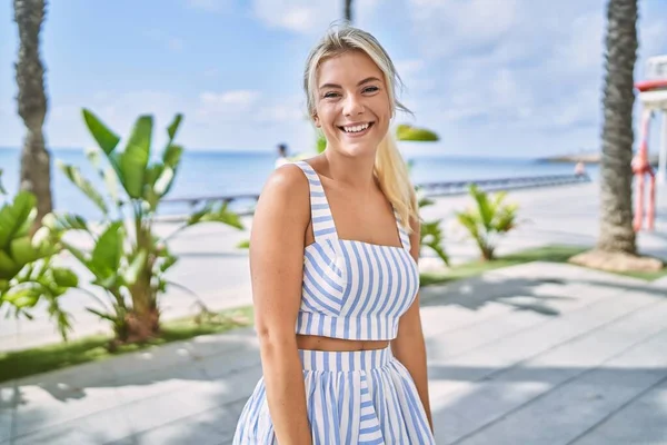 Junges Blondes Mädchen Lächelt Glücklich Der Promenade — Stockfoto