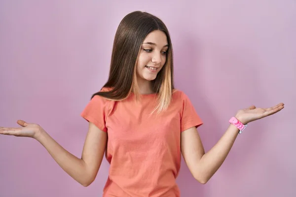 Дівчинка Підліток Стоїть Над Рожевим Тлом Посміхається Показуючи Обидві Руки — стокове фото