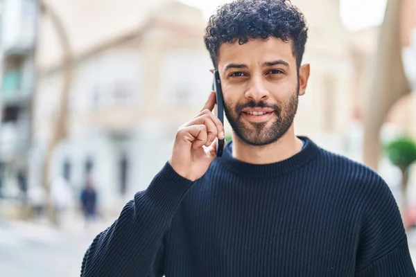 Νεαρός Άραβας Άνδρας Χαμογελά Σίγουρος Μιλώντας Στο Smartphone Στο Δρόμο — Φωτογραφία Αρχείου