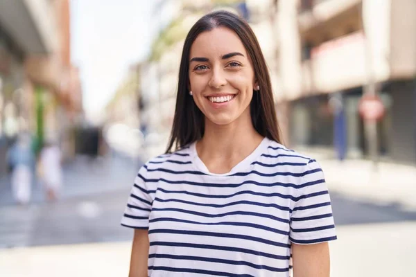 Молода Іспаномовна Жінка Посміхається Впевнено Стоячи Вулиці — стокове фото