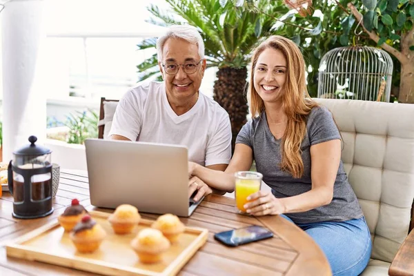 Medelålders Latinamerikanskt Par Äter Frukost Med Laptop Terrassen — Stockfoto