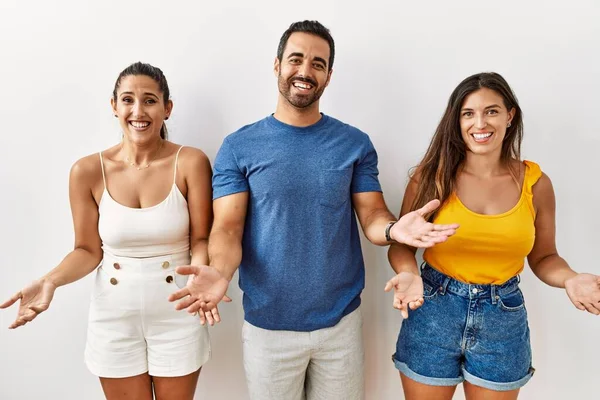 Groupe Jeunes Hispaniques Debout Sur Fond Isolé Souriant Gai Bras — Photo