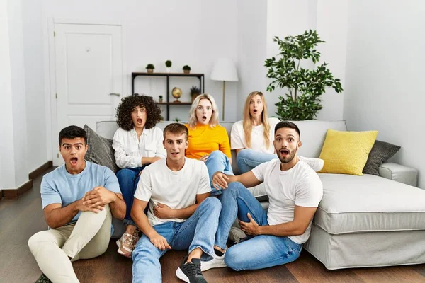 Gruppe Von Menschen Die Hause Auf Dem Sofa Und Dem — Stockfoto