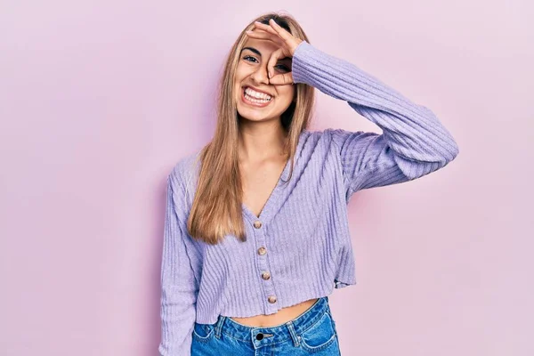 Mooie Latijns Amerikaanse Vrouw Draagt Casual Shirt Doet Gebaar Met — Stockfoto