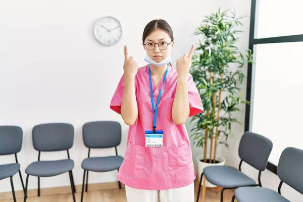Jovem Enfermeira Asiática Sala Espera Médica Apontando Para Cima Olhando — Fotografia de Stock
