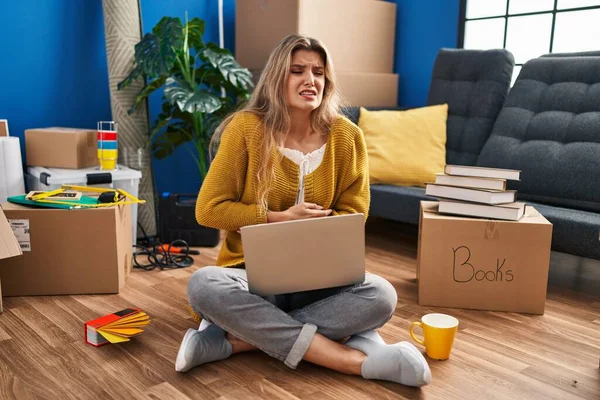 Mujer Joven Sentada Suelo Una Casa Nueva Usando Una Computadora —  Fotos de Stock