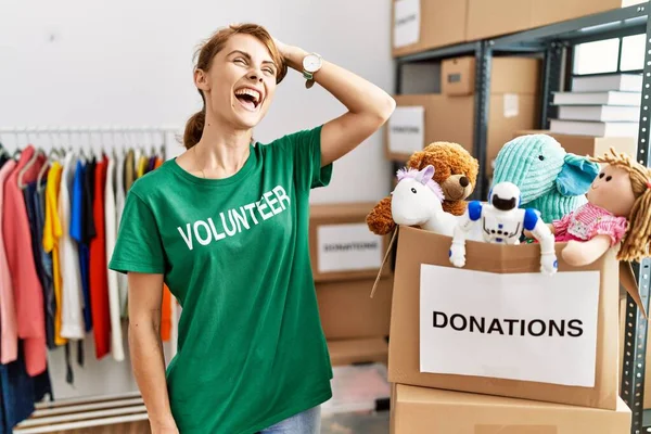 Mulher Branca Bonita Vestindo Shirt Voluntária Doações Ficar Sorrindo Confiante — Fotografia de Stock