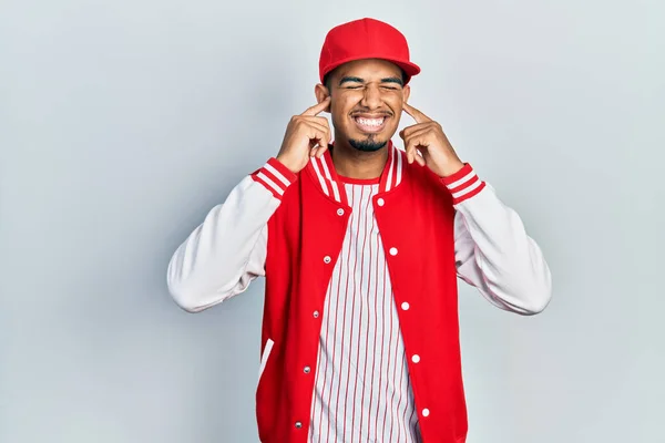 Ung Afrikansk Amerikansk Man Bär Baseball Uniform Täcker Öronen Med — Stockfoto