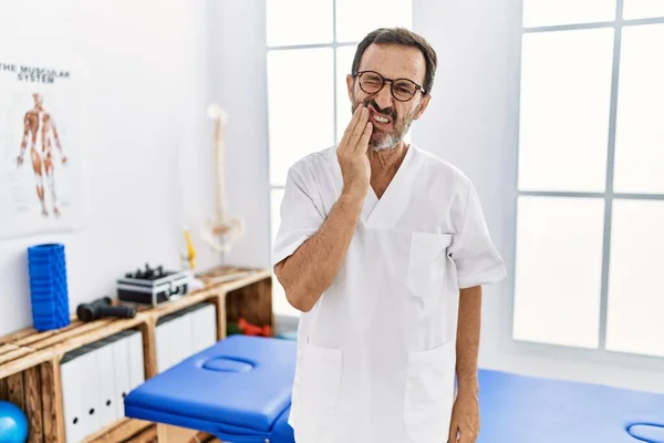 Medelålders Man Med Skägg Arbetar Smärta Återhämtning Klinik Röra Munnen — Stockfoto