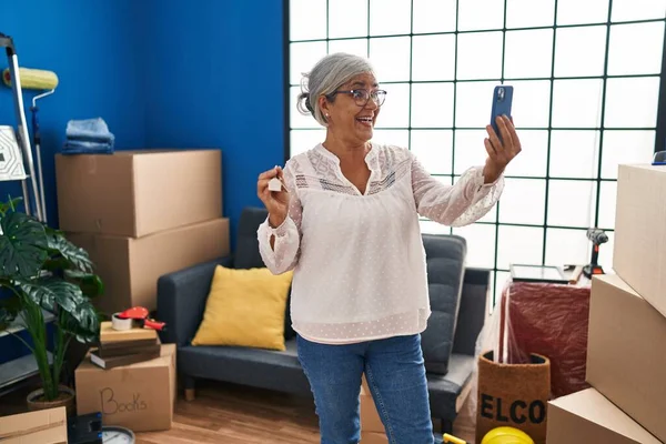 Kobieta Średnim Wieku Trzyma Klucz Podejmowania Selfie Przez Smartfona Nowym — Zdjęcie stockowe