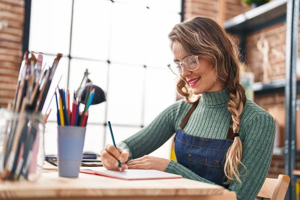 Jovem Artista Desenhando Caderno Sentado Mesa Estúdio Arte — Fotografia de Stock