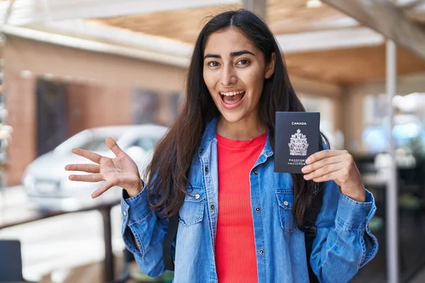 Ung Tonåring Flicka Som Håller Canada Pass Fira Prestation Med — Stockfoto
