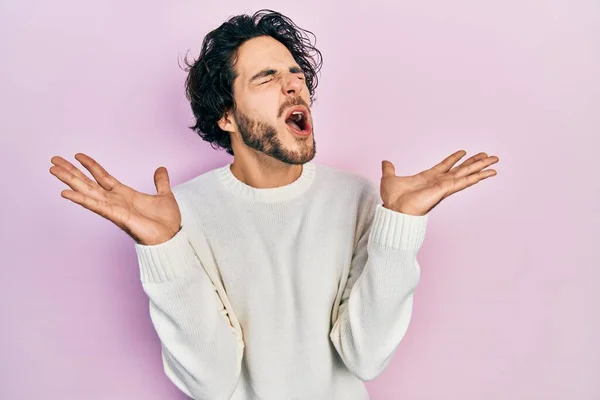 Hombre Hispano Guapo Vistiendo Suéter Blanco Casual Celebrando Loco Loco — Foto de Stock