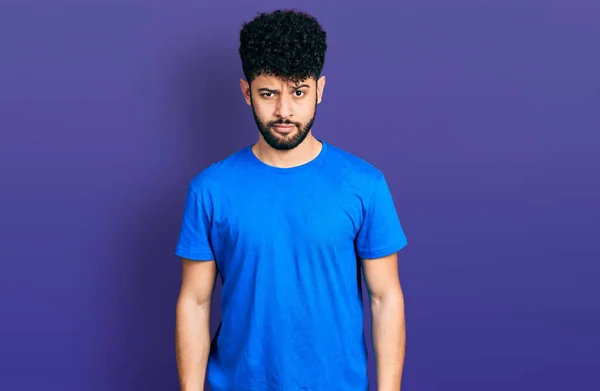 Fiatal Arab Férfi Szakállal Alkalmi Kék Pólót Visel Szkeptikus Ideges — Stock Fotó