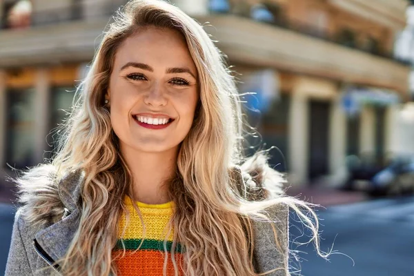 Mujer Rubia Joven Sonriendo Ciudad —  Fotos de Stock