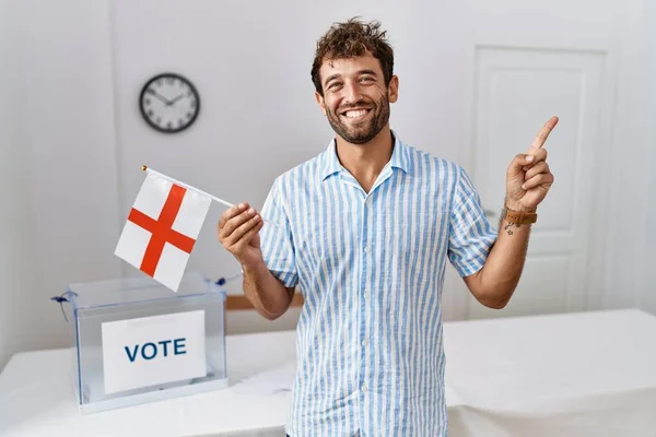 Fiatal Jóképű Férfi Politikai Kampányválasztáson Anglia Zászlaját Tartva Boldog Mosollyal — Stock Fotó
