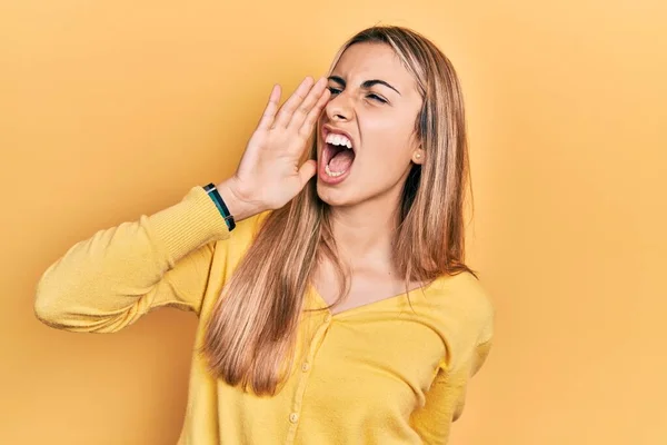 Mulher Hispânica Bonita Vestindo Camisola Amarela Casual Gritando Gritando Alto — Fotografia de Stock