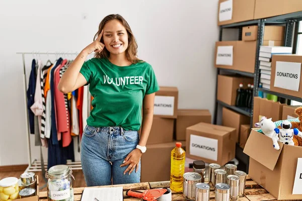 Bağışlarda Gönüllü Tişört Giyen Güzel Spanyol Kadın Gülümseyerek Tek Parmakla — Stok fotoğraf