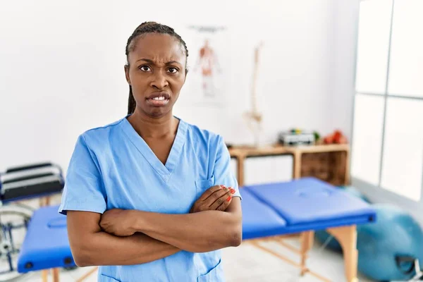 Schwarze Frau Mit Zöpfen Die Der Schmerzklinik Arbeitet Skeptisch Und — Stockfoto